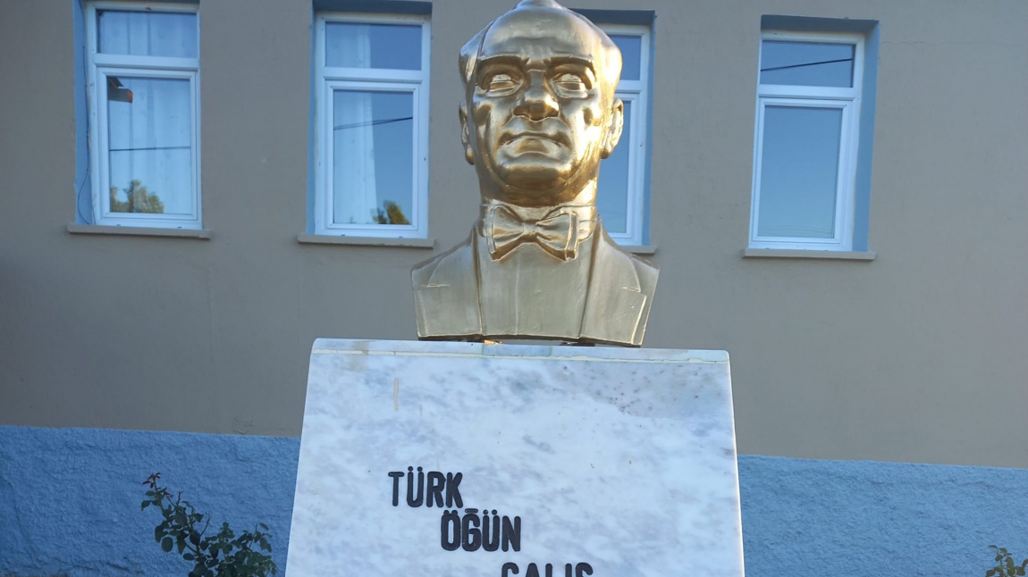 Atatürk Büstümüz Boyandı